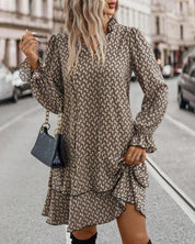 Camouflage bedrukte jurk met lange mouwen in de kleur Khaki voor dames in stijl ideaal voor de lente.