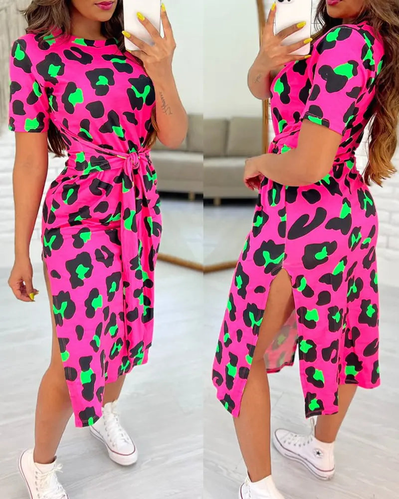 Casual Jurk Luipaardprint in de kleur Fuchsia voor dames in stijl ideaal voor de lente.