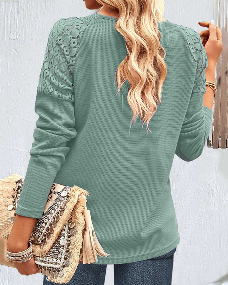 Elegante blouse met een spitsvormige kanten halslijn in de kleur Blauw voor dames in stijl ideaal voor de herfst.