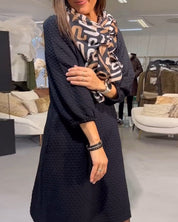 Elegante effen jurk in de kleur Zwart voor dames in stijl ideaal voor de herfst.