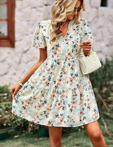 Gebloemde Jurk met V-hals by Claire in de kleur Abrikoos voor dames in stijl ideaal voor de zomer.