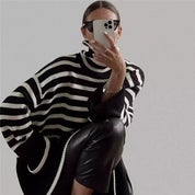 Gestreepte coltrui in de kleur Zwart voor dames in stijl ideaal voor de herfst.
