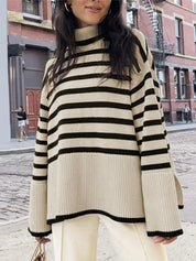 Gestreepte coltrui in de kleur Zwart voor dames in stijl ideaal voor de herfst.