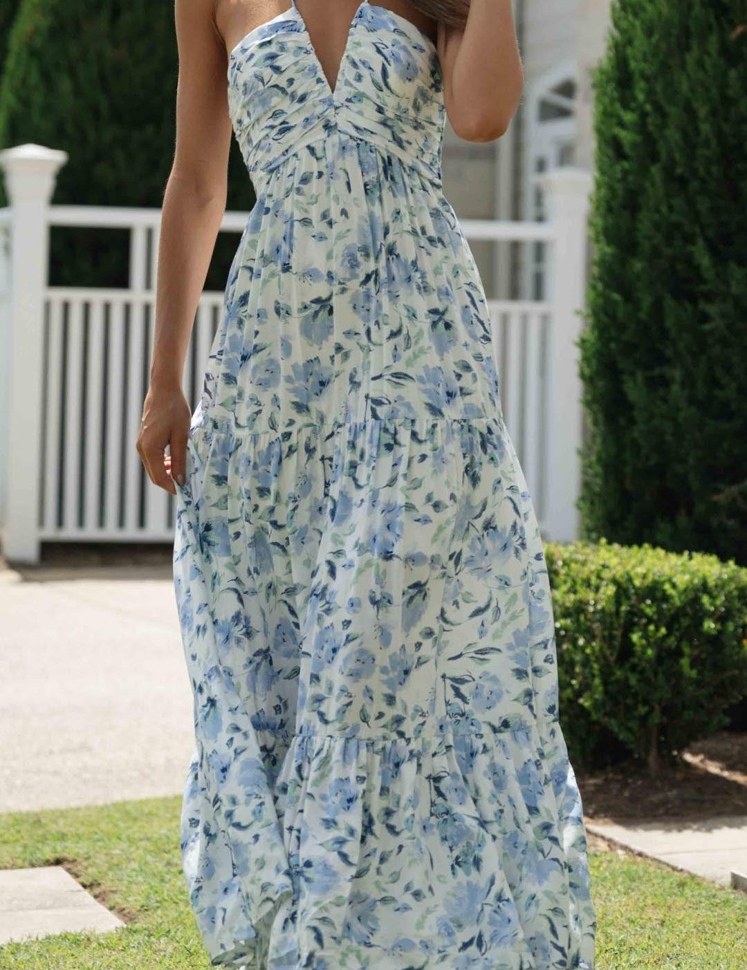 Halternek Jurk Bloemen Maxi Jurk Ruby in de kleur Blauw voor dames in stijl ideaal voor de lente.