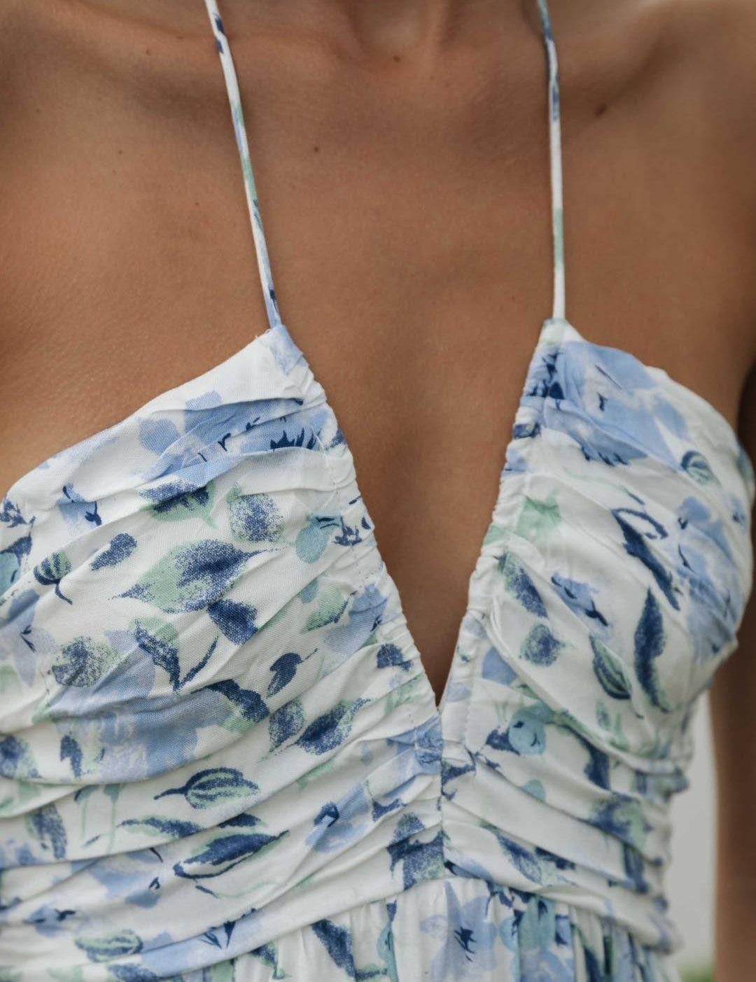 Halternek Jurk Bloemen Maxi Jurk Ruby in de kleur Blauw voor dames in stijl ideaal voor de lente.