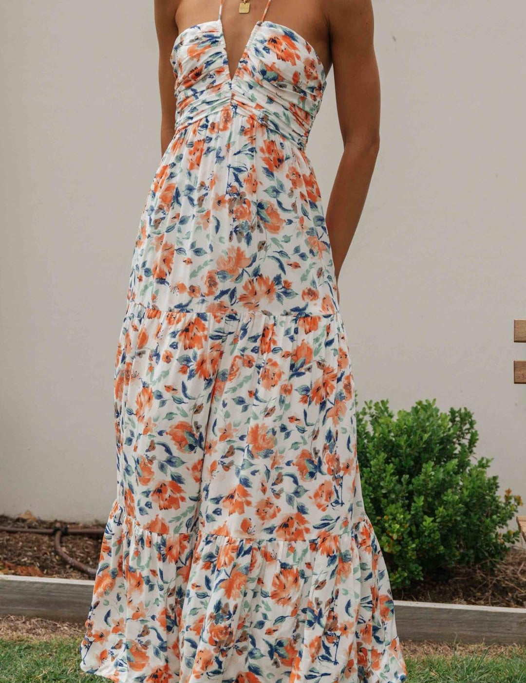 Halternek Jurk Bloemen Maxi Jurk Ruby in de kleur Blauw voor dames in stijl ideaal voor de lente.