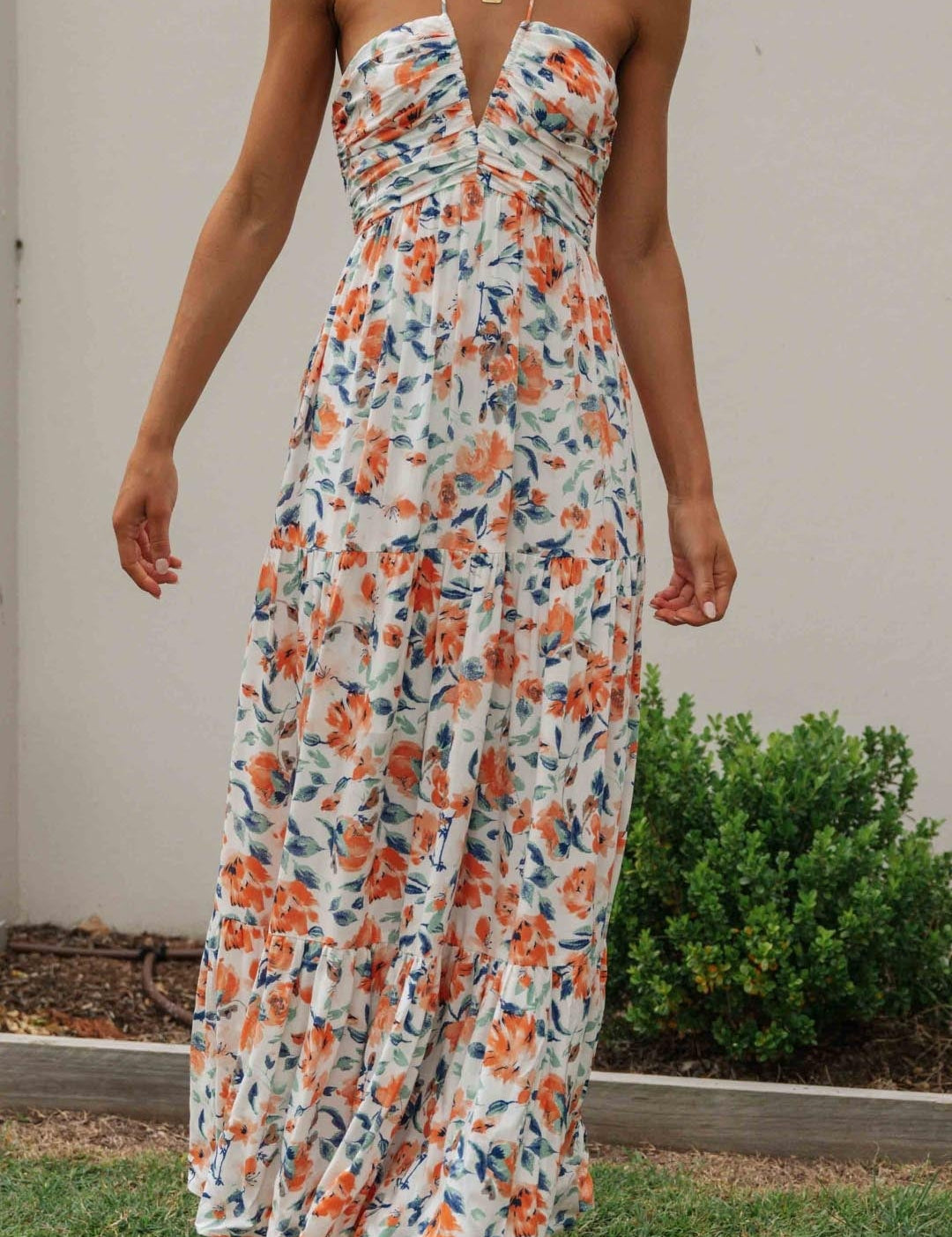Halternek Jurk Bloemen Maxi Jurk Ruby in de kleur Oranje voor dames in stijl ideaal voor de lente.
