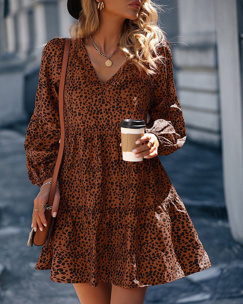 Jurk met stippen en V-hals in de kleur Bruin voor dames in stijl ideaal voor de herfst.