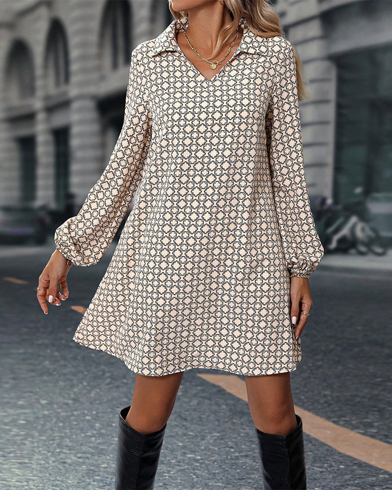 jurkje-met-lange-mouwen-print-en-revers-beige-deqalli.jpg