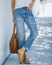 Korte rechte jeans met scheuren in de pijpen in de kleur Blauw voor dames in stijl ideaal voor de lente.