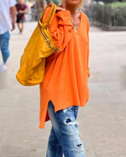 Losse dames tanktop met V-hals in de kleur Oranje voor dames in stijl ideaal voor de herfst.