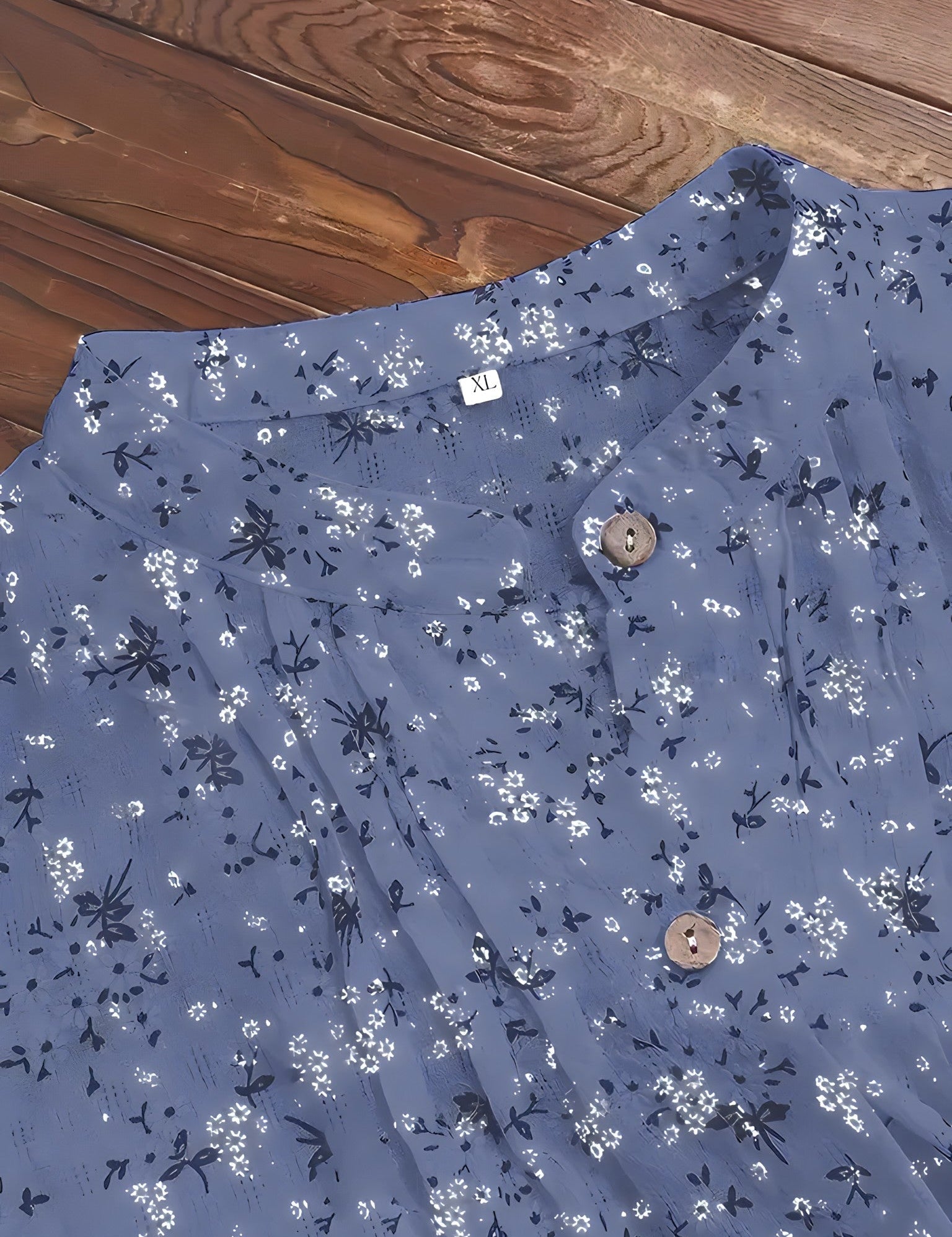 Losvallend gebloemd overhemd in de kleur Blauw voor dames in stijl ideaal voor de zomer.