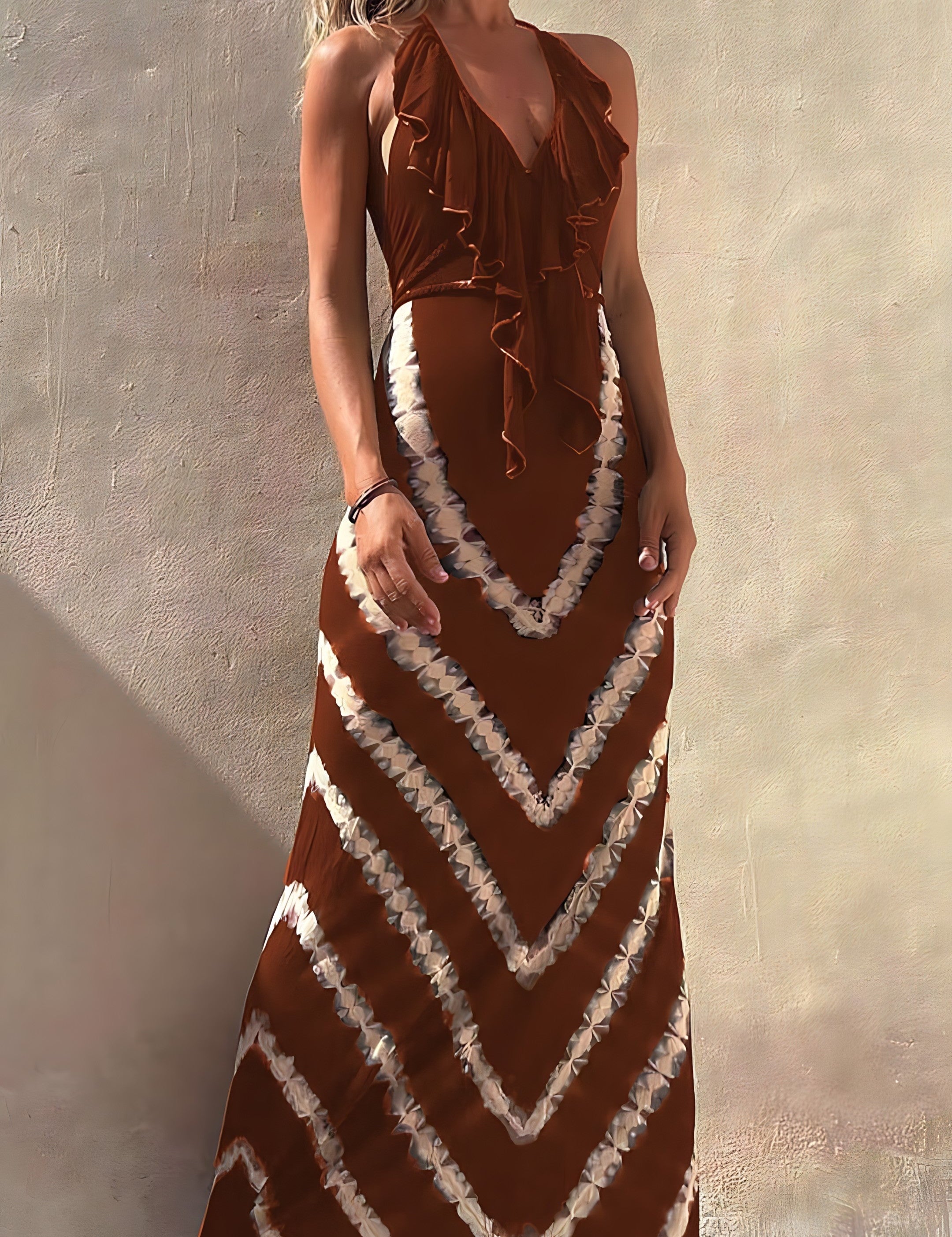 Mouwloze Maxi Jurk met V-halslijn in de kleur Donkerbruin voor dames in stijl ideaal voor de lente.