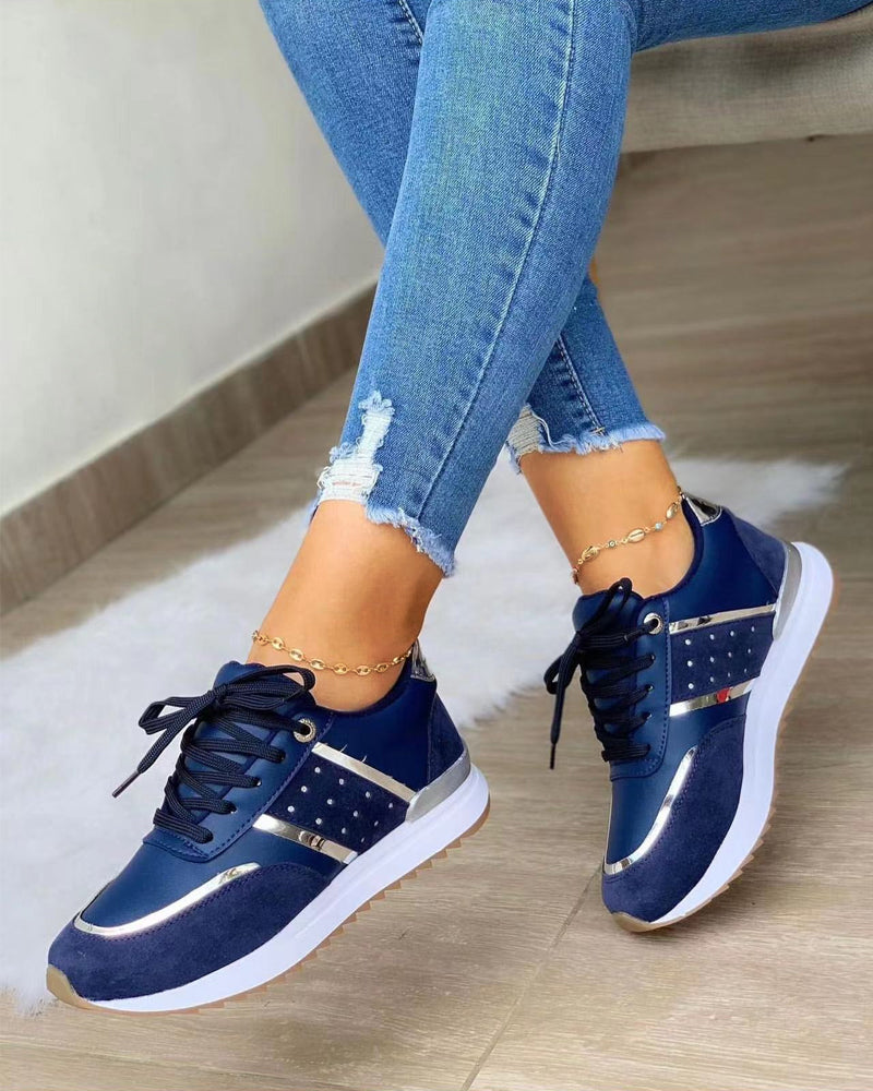 Sneakers met blokkleur in de kleur Marineblauw voor dames in stijl geschikt voor alle seizoenen.