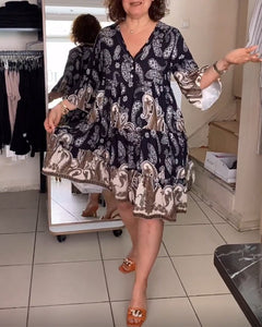 Vintage Jurk met print in de kleur Zwart voor dames in stijl ideaal voor de herfst.